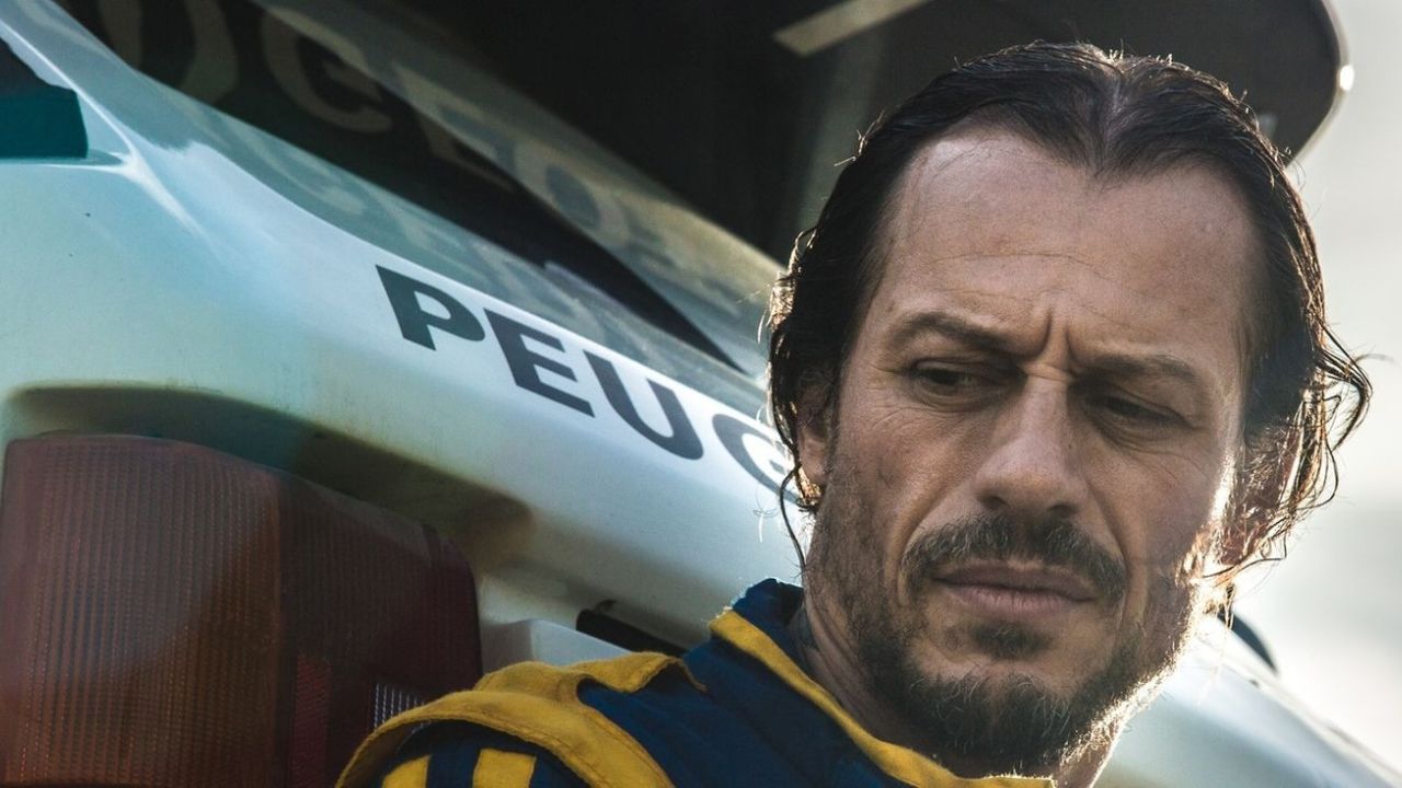 Stefano Accorsi e l’inaspettato fisico da urlo, tutto muscoli e definizione: “film che vai, corpo che trovi” [FOTO]