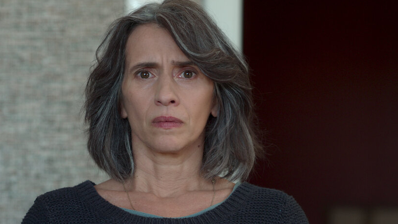 Chi è Teresa Saponangelo? Biografia, carriera e vita privata della protagonista di Sara – La donna nell’ombra - CINEMATOGRAPHE.IT