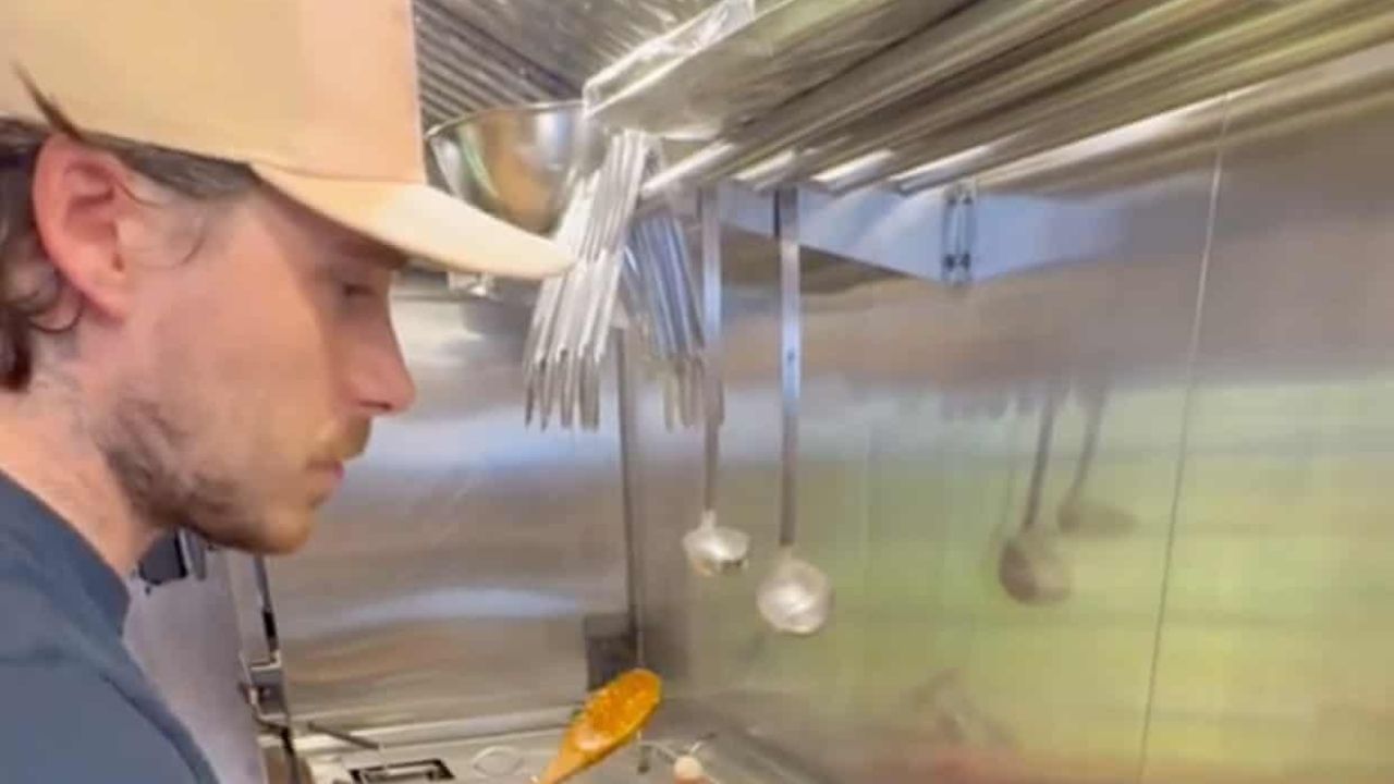 Brooklyn Beckham cucina la pasta con acqua di mare - Cinematographe.it