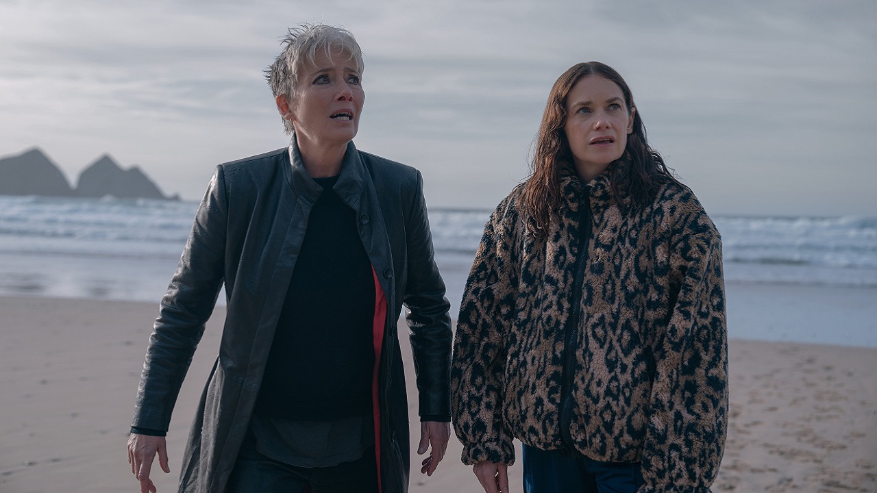 Down Cemetery Road: le prime immagini della serie Apple TV+ con Emma Thompson e Ruth Wilson