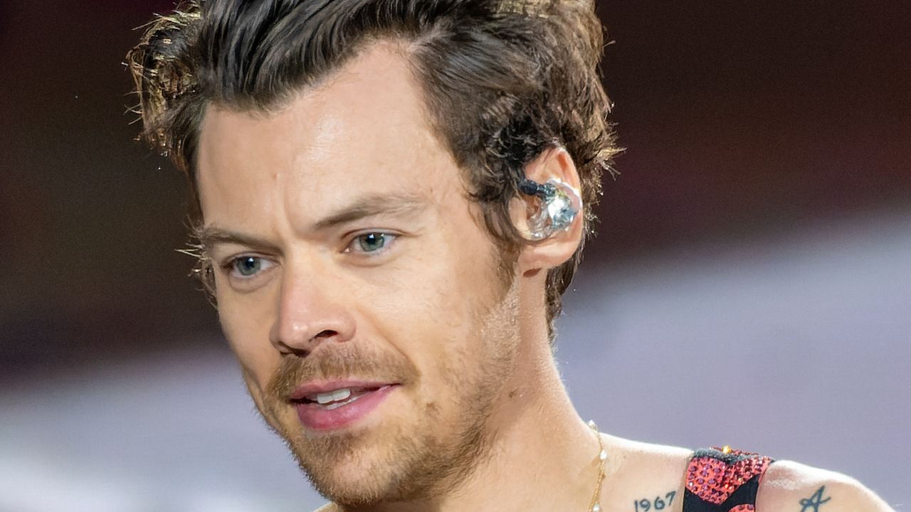 Harry Styles aiuta un fan a parcheggiare a Roma - Cinematographe.it