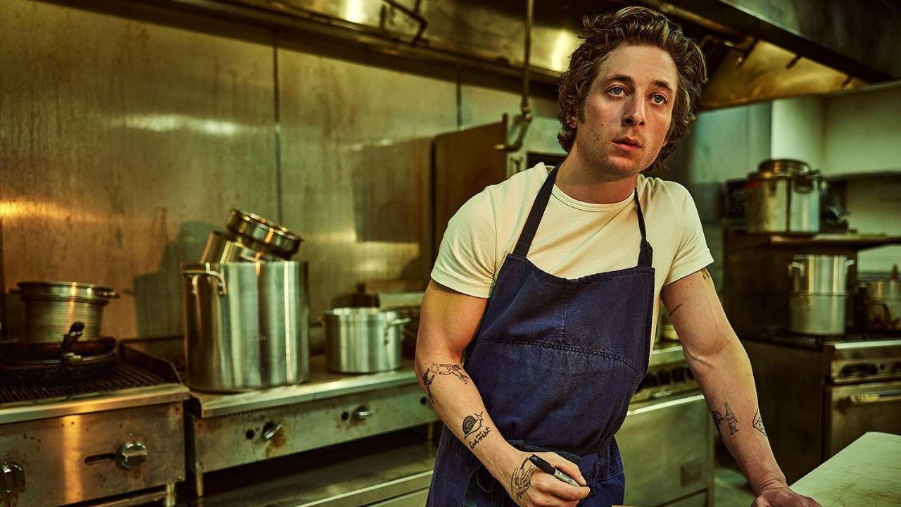 Perché Jeremy Allen White gira sempre con un bouquet di fiori - Cinematographe.it