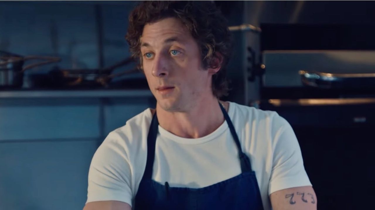 Jeremy Allen White rivela perché porta sempre degli enormi bouquet di fiori!