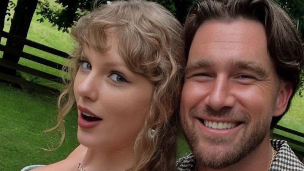 Travis Kelce sull’amore hot con Taylor Swift: “quando torna a casa indosso solo una cravatta, il nostro amore è Pretty Woman al contrario”