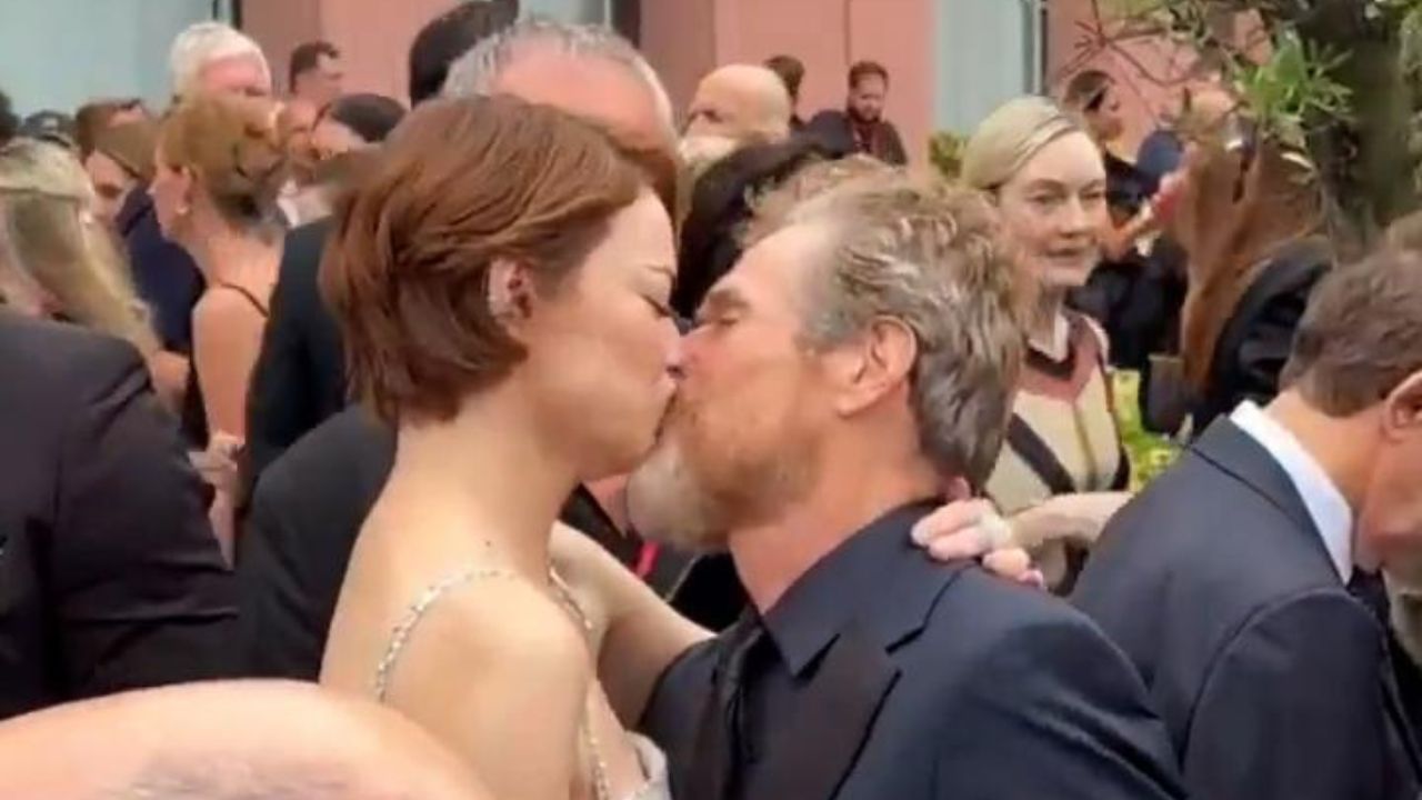 Venezia 2025, Emma Stone sorprende tutti: il bacio a Willem Dafoe sul red carpet