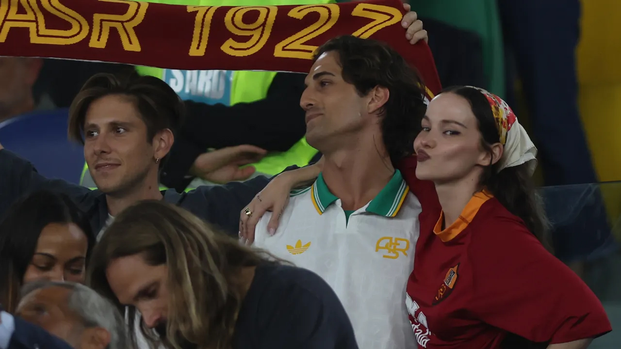 Damiano David e Dove Cameron tifosi sfegatati allo stadio: le foto della coppia appassionano i fan!