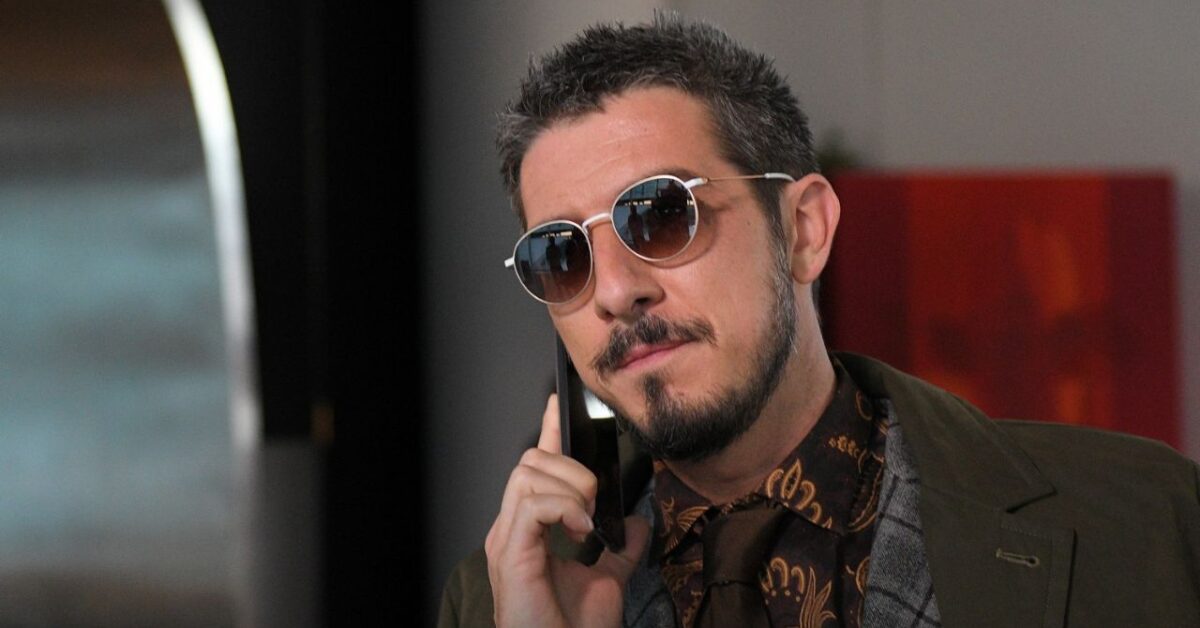 Paolo Ruffini fa tardare un volo Ryanair per aspettarlo: la reazione dei passeggeri è virale! [VIDEO]