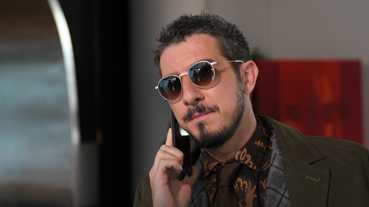 Paolo Ruffini fa tardare un volo Ryanair per aspettarlo: la reazione dei passeggeri è virale! [VIDEO]