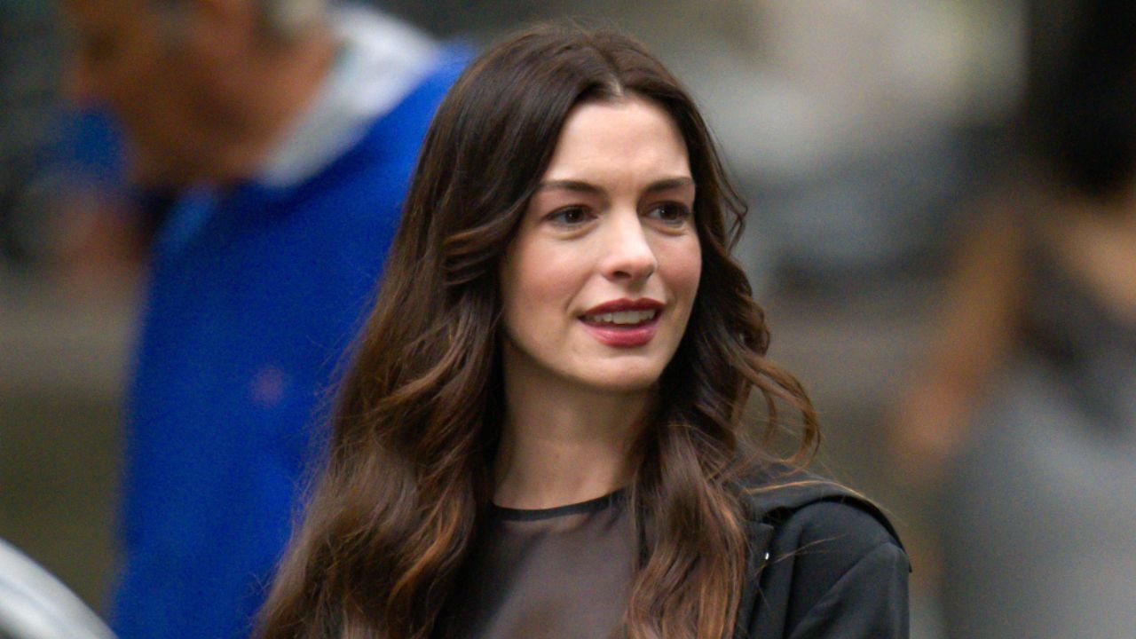 Anne Hathaway ferma i paparazzi sul set di Il diavolo veste Prada 2: “Ci sono bambini, rilassatevi” [VIDEO]