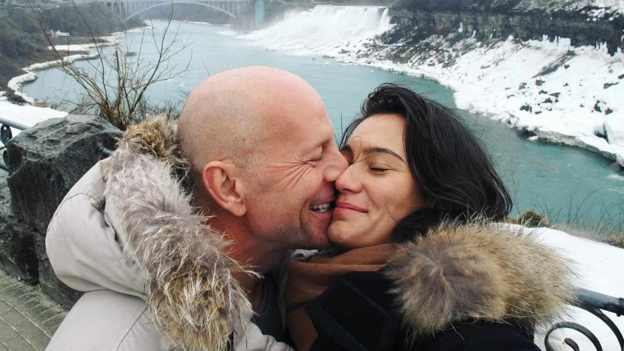 Bruce Willis e la rivelazione della moglie Emma: “prima della diagnosi di demenza ho pensato al divorzio”