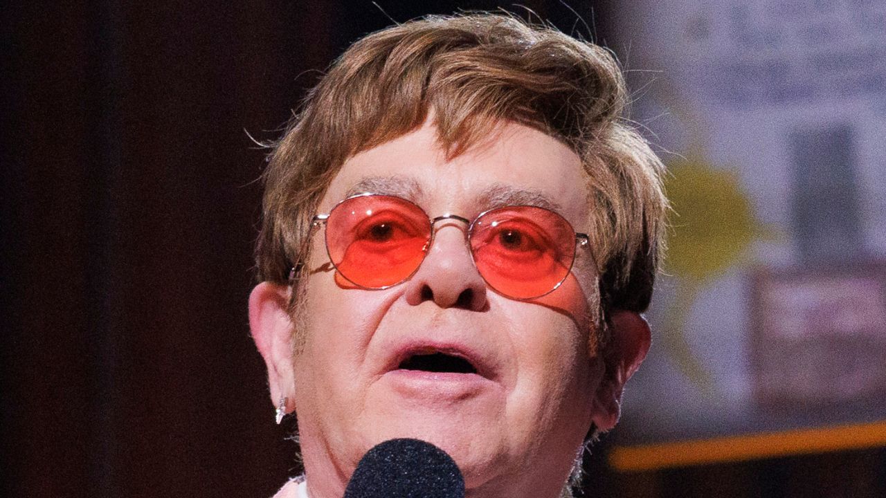 Elton John in ospedale con le gambe ingessate: la foto spaventa i fan