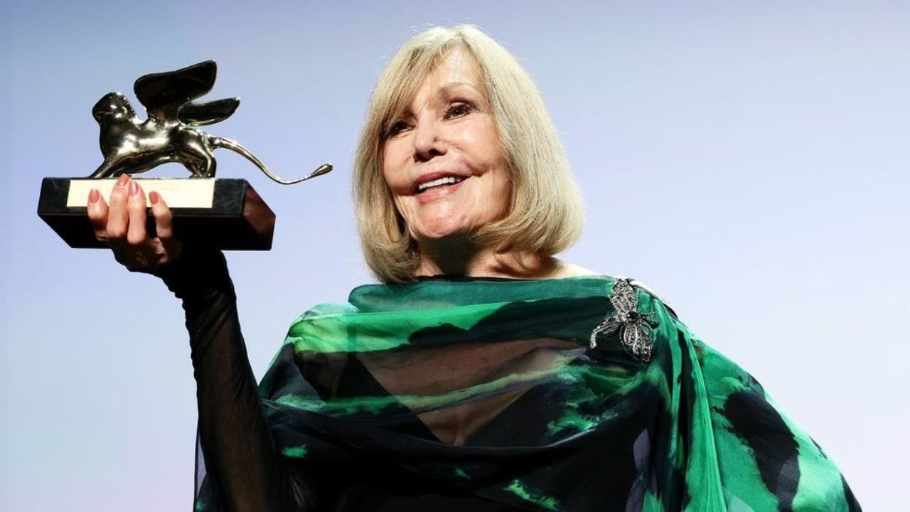 Kim Novak premiata con il Leone d’Oro alla carriera a Venezia. Guillermo del Toro: “Ha saputo unire fragilità, potenza e mistero”
