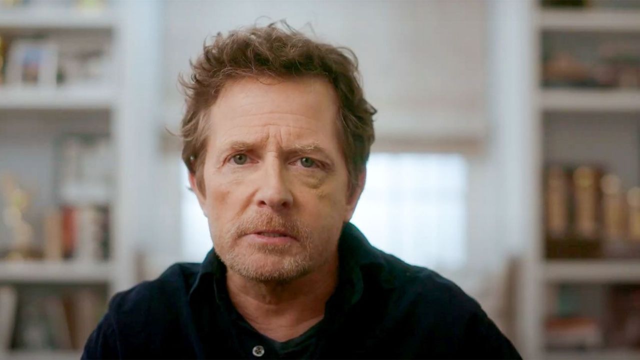 Michael J. Fox posa in piedi con la moglie Trcy Pollon alla finale degli US Open 2025 - Cinematographe.it