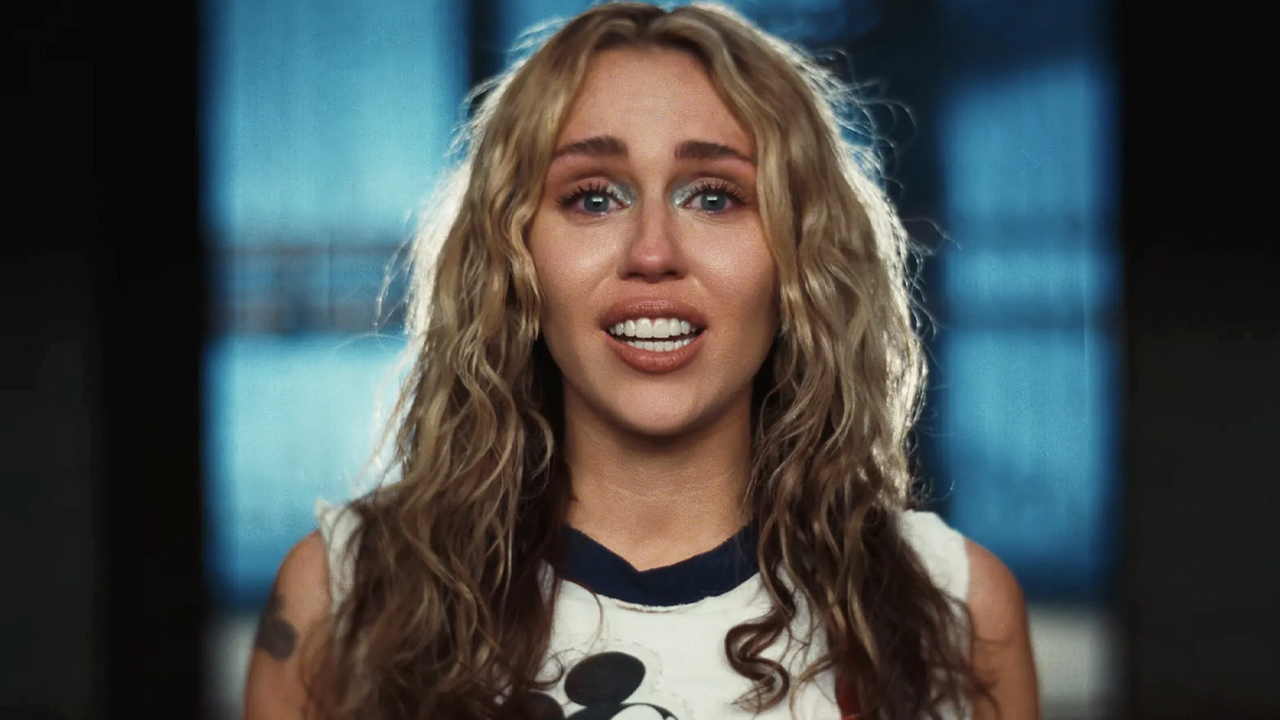 Miley Cyrus e il segreto che la tiene lontana dall’alcol da 5 anni: “tutto merito di un angioletto gay”