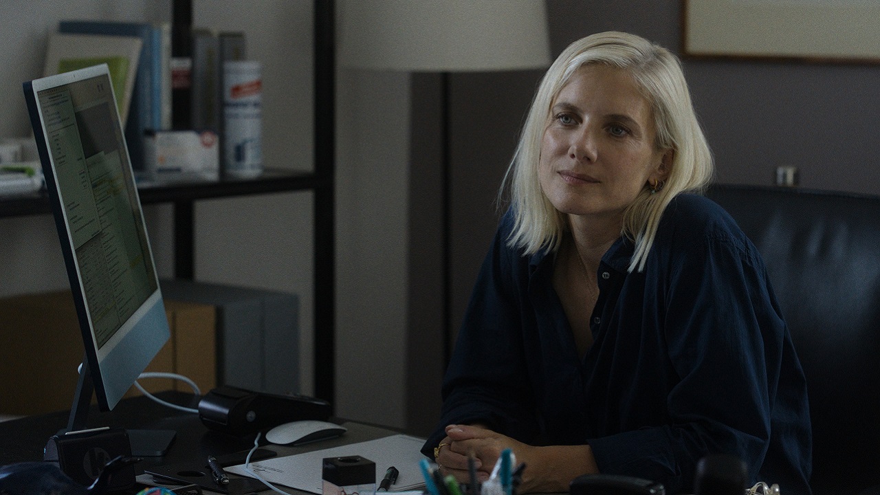 Traqués – La caccia: le prime immagini della serie Apple TV+ con Mélanie Laurent