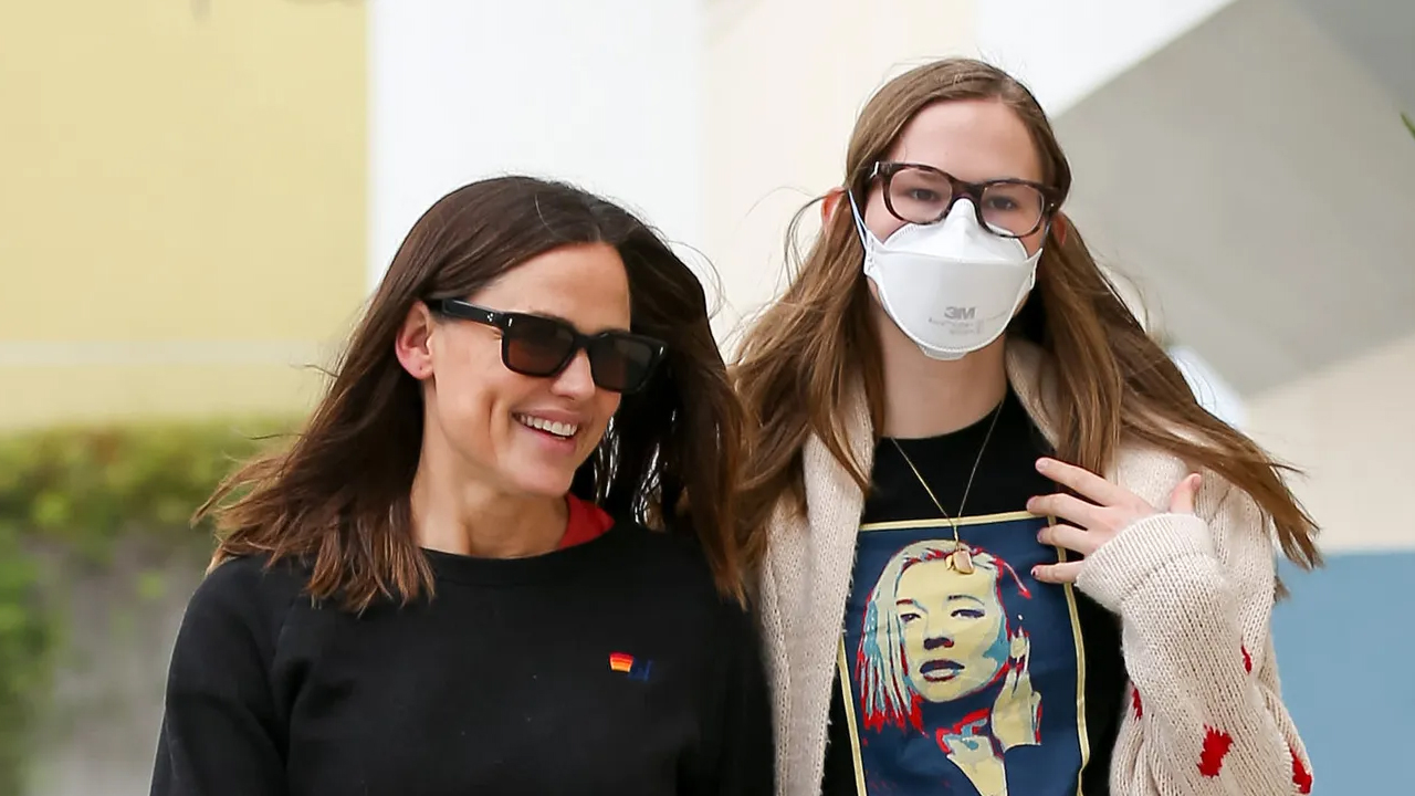 Violet Affleck e l’appello alle Nazioni Unite per non dimenticare il Covid: “le mascherine sono ancora essenziali”