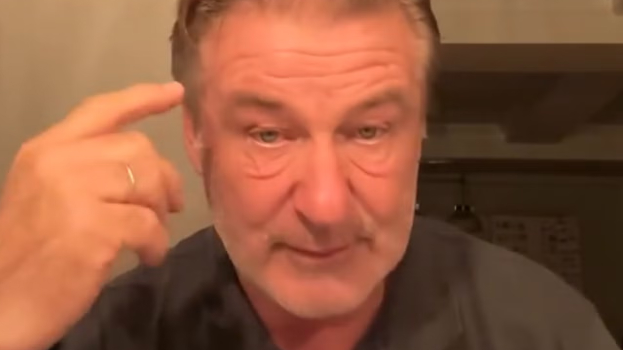 Alec Baldwin distrugge l’automobile in uno spaventoso incidente: “ho colpito un grosso grasso albero” [VIDEO]