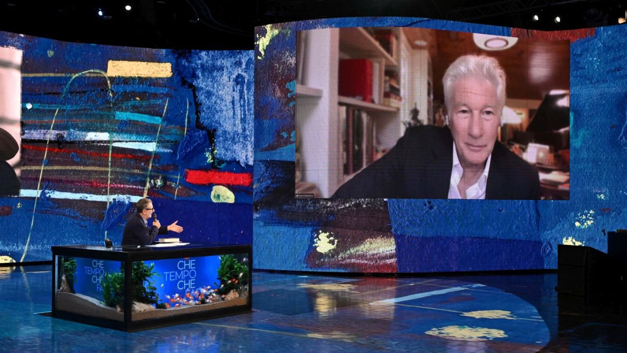 Richard Gere a Che Tempo che fa: "Viviamo un’epoca di violenza e oscurità. Serve gentilezza" cinematographe.it