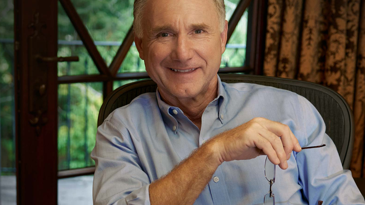 Dan Brown e il consiglio “disinteressato” ai clienti di una libreria milanese: il video è virale!
