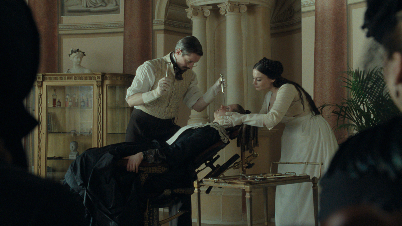 The Ugly Stepsister: recensione del body horror di Emilie Blichfeldt