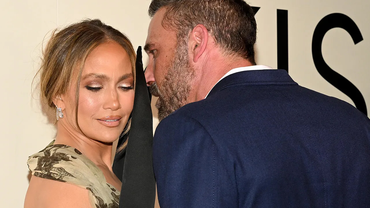 Jennifer Lopez e la reunion con Ben Affleck sul red carpet: gli sguardi complici e affettuosi che non ci saremmo aspettati! [FOTO]