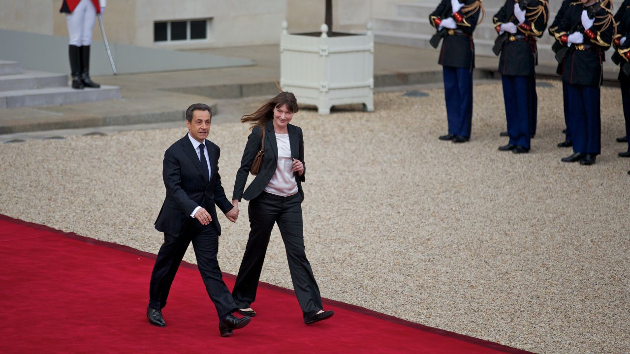 Carla Bruni accompagna mano nella mano Nicolas Sarkozy in carcere - Cinematographe.it