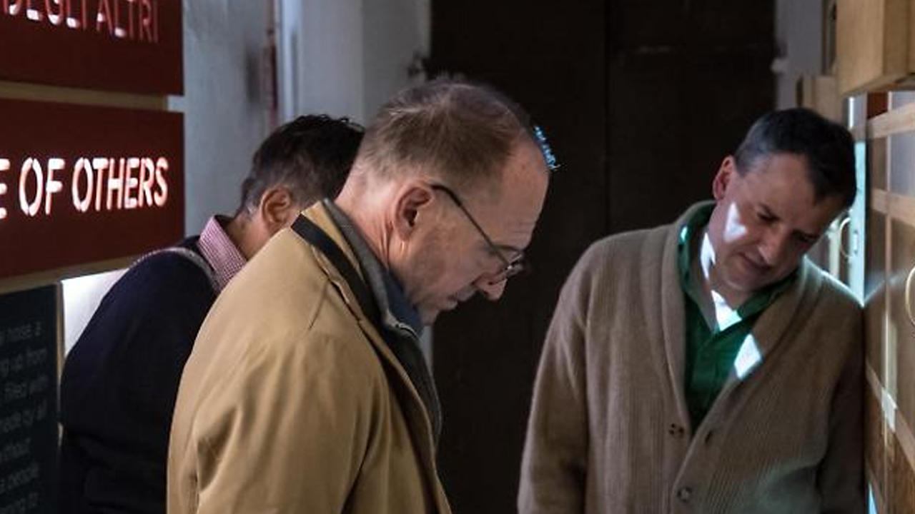 Ralph Fiennes visitatore a sorpresa del museo del Diario di Pieve Santo Stefano: “una ricchezza unica, tornerò” [FOTO]