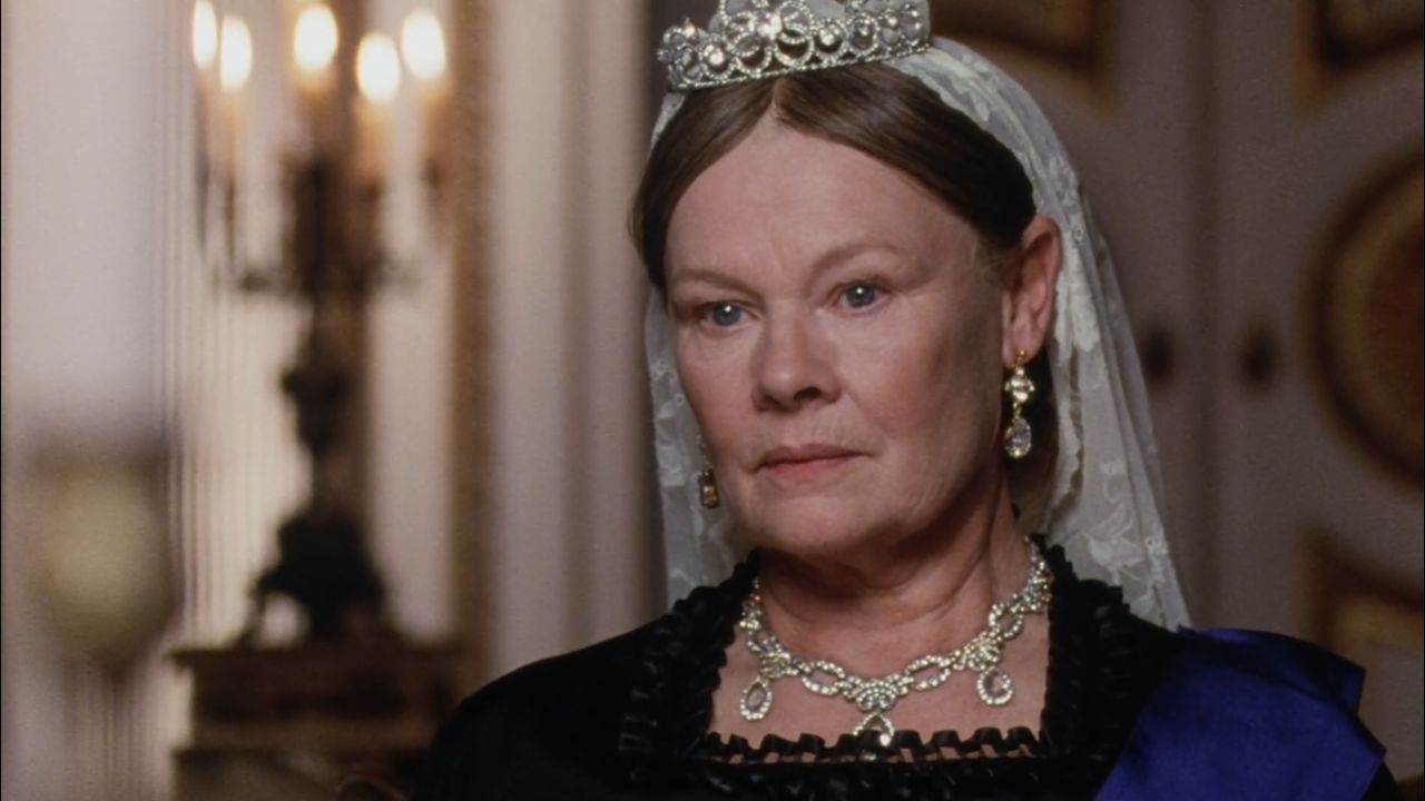 Judi Dench non vede più per la degenerazione maculare - Cinematographe.it
