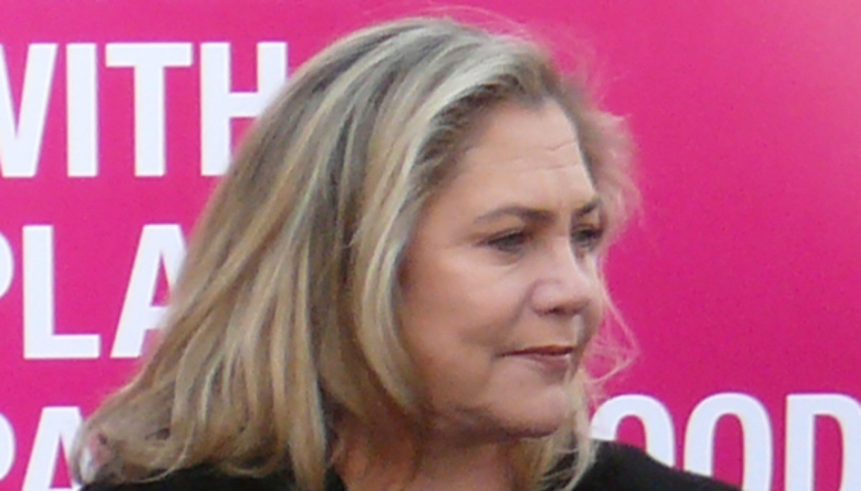 Kathleen Turner e la terribile malattia: “sono su una sedia a rotelle”