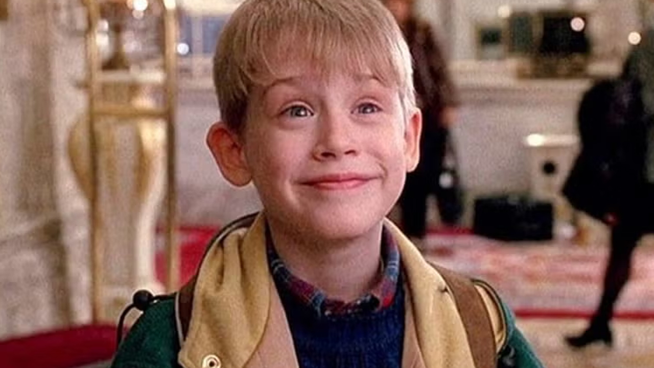 Mamma ho perso l’aereo: Macaulay Culkin torna nella casa del film per proteggere la mamma [VIDEO]