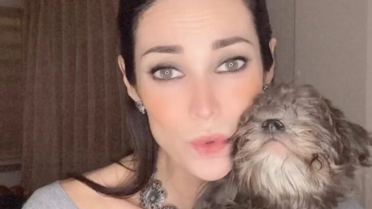 Manuela Arcuri confida ai fan di stare attraversando un periodo difficile - Cinematographe.it