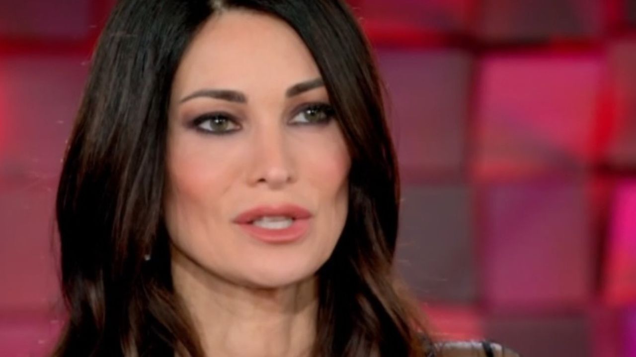 Manuela Arcuri confida ai fan di stare attraversando un periodo difficile - Cinematographe.it