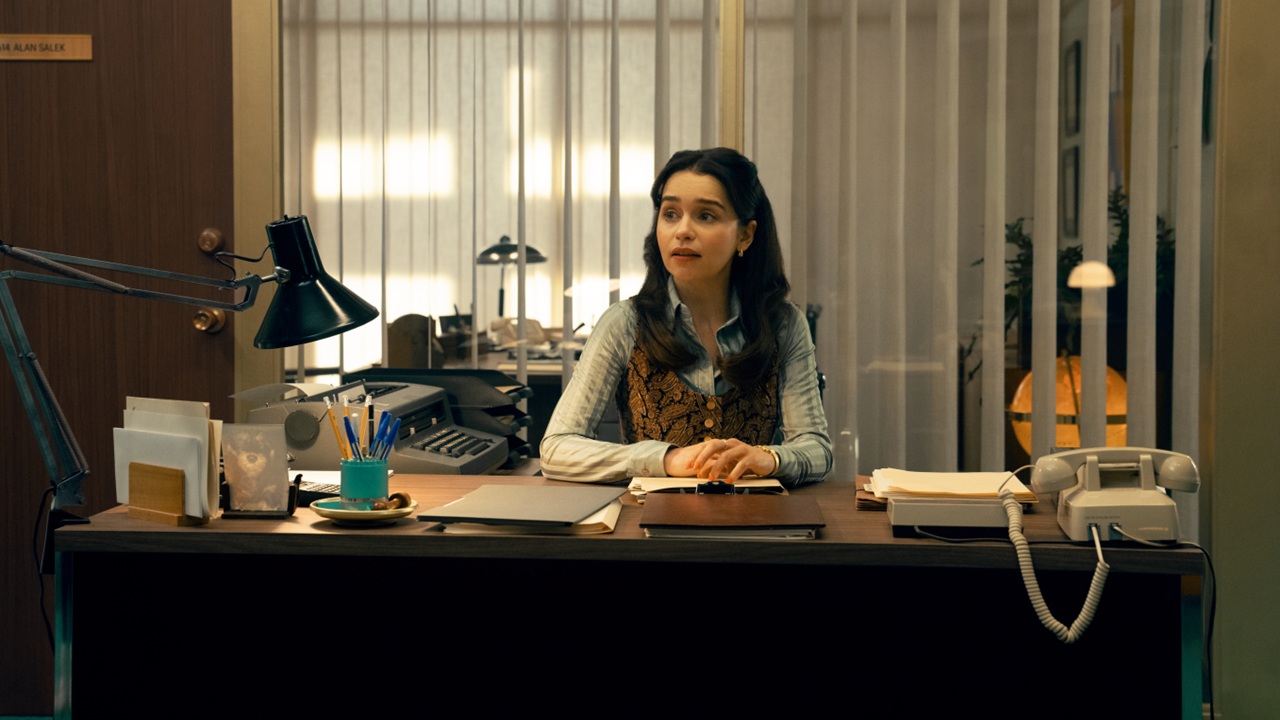 Ponies: le prime immagini della serie Peacock con Emilia Clarke