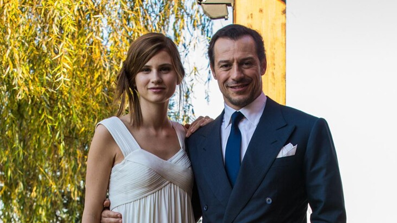 Stefano Accorsi festeggia i 10 anni d’amore con Bianca Vitali con una dedica dolcissima [VIDEO]