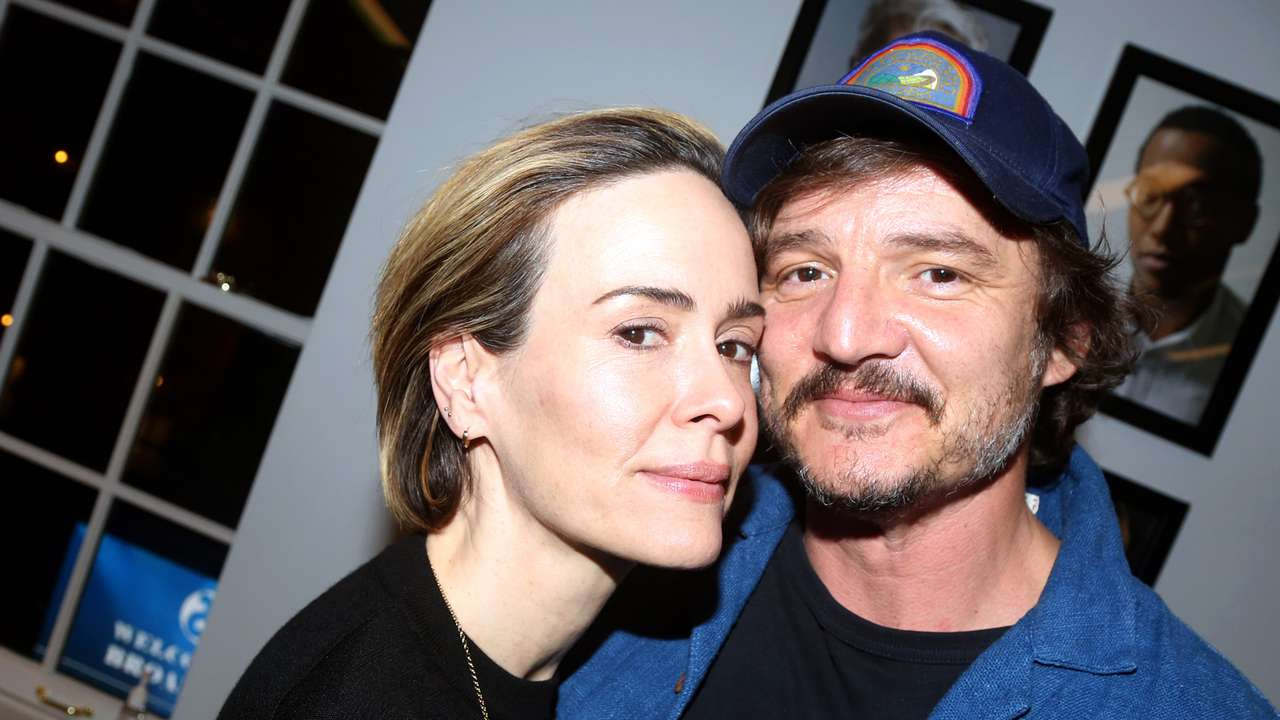 Sarah Paulson e i segreti dell’amicizia con Pedro Pascal: “è un piagnucolone”
