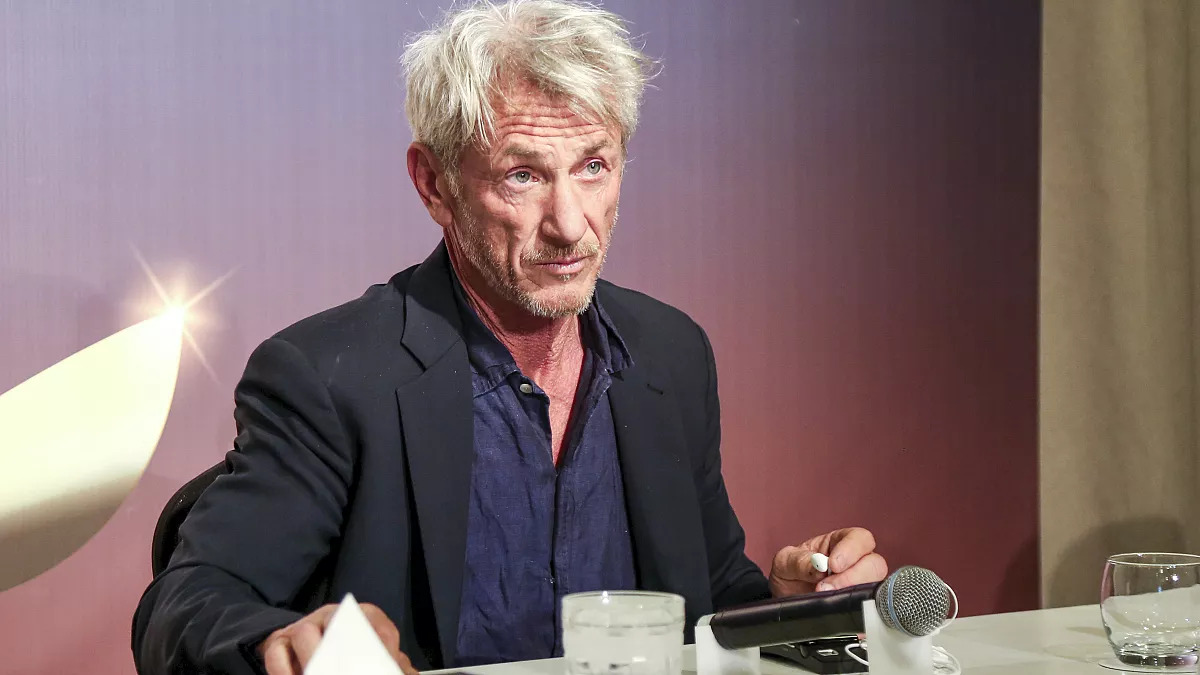 Sean Penn accetta un cachet di un dollaro per un film ucraino: “Un modo per aiutare il Paese”